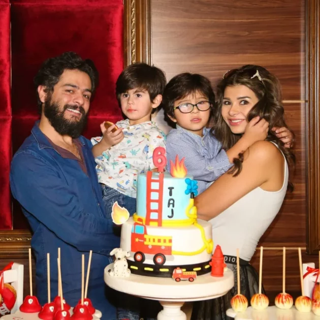 أخصائية التغذية رنيم النوري وزوجها المخرج خالد عثمان وولديهما
