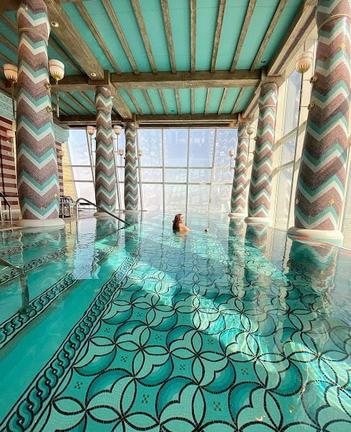 الفنانة نسرين طافش من داخل حوض السباحة في فندق برج العرب بدبي